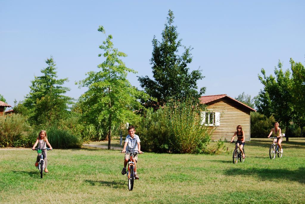 Lagrange Grand Bleu Vacances - Residence Port Lalande Castelmoron-sur-Lot Exteriör bild