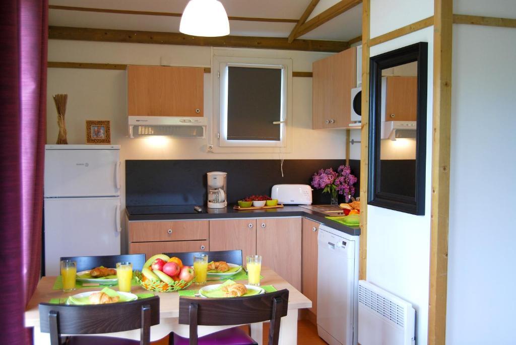 Lagrange Grand Bleu Vacances - Residence Port Lalande Castelmoron-sur-Lot Rum bild