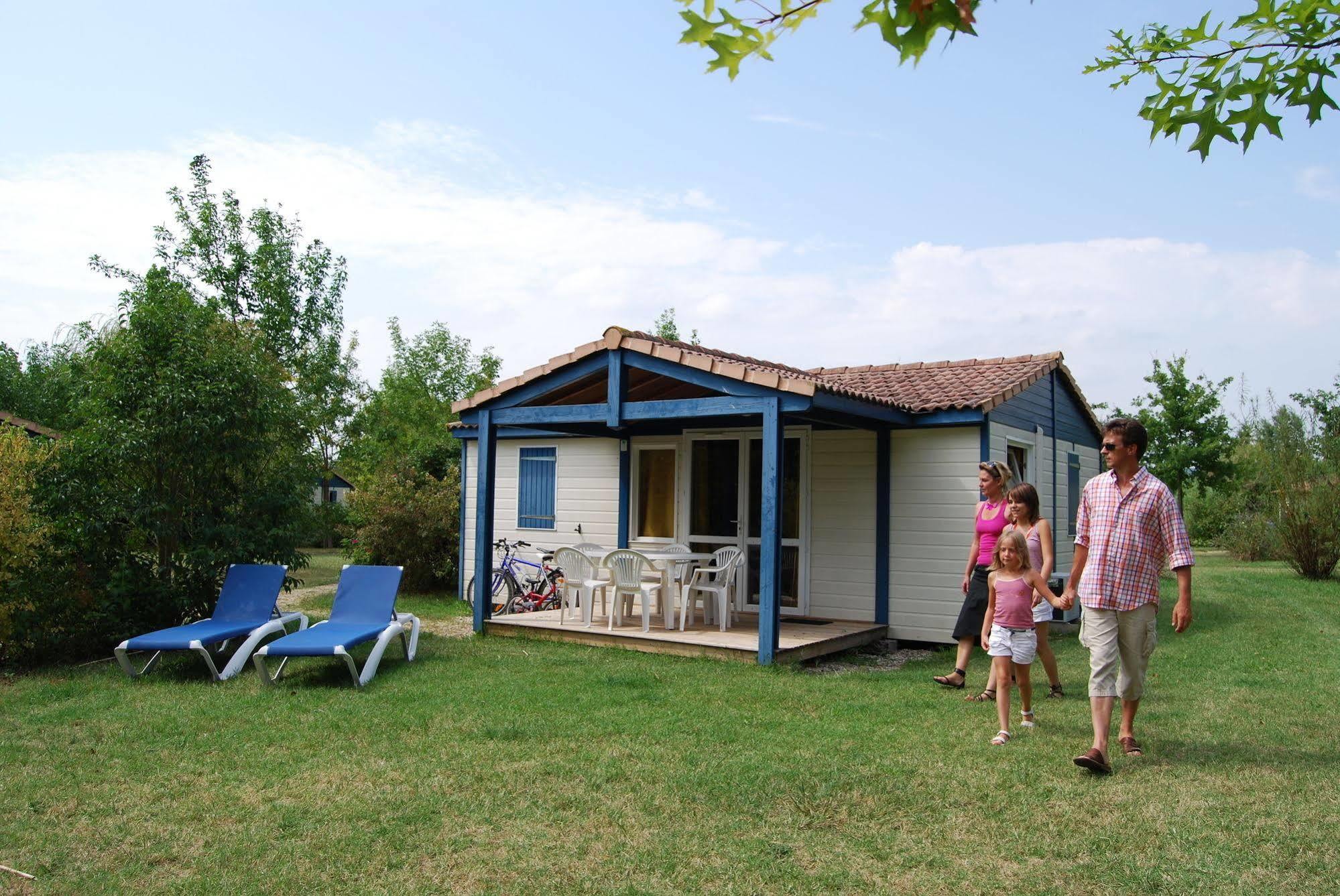 Lagrange Grand Bleu Vacances - Residence Port Lalande Castelmoron-sur-Lot Exteriör bild
