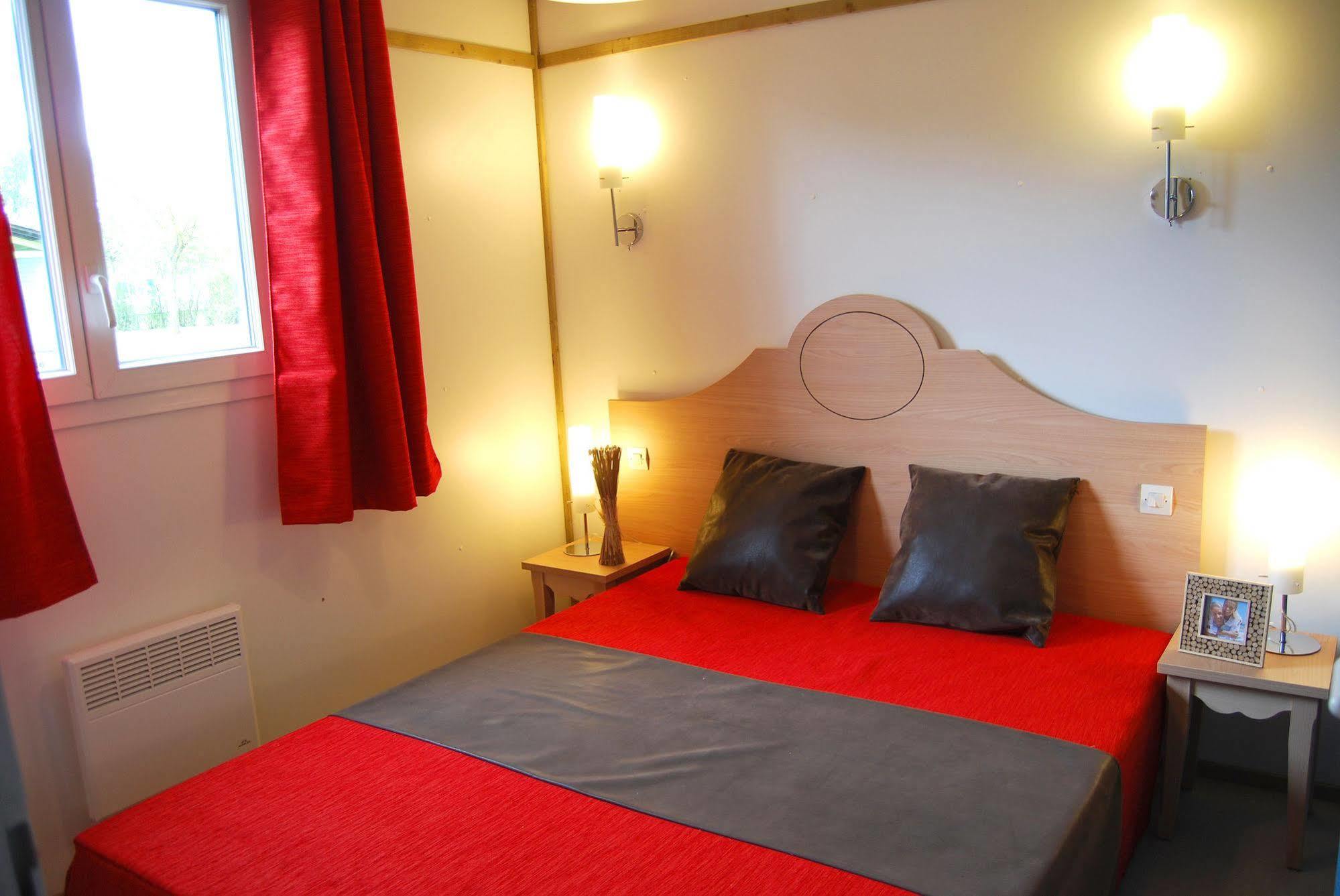 Lagrange Grand Bleu Vacances - Residence Port Lalande Castelmoron-sur-Lot Exteriör bild